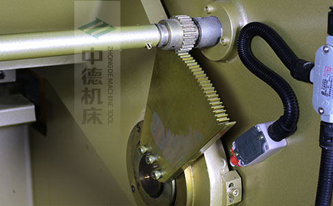 ZDS-450采用高精度刀片間隙調(diào)節(jié)齒輪，經(jīng)過淬火高硬度又耐磨，表面鍍鋅不生銹，長(zhǎng)年累月使用依然有很高的調(diào)節(jié)精度.jpg