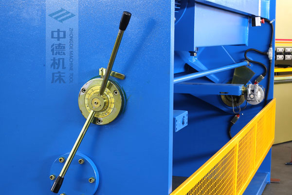 ZDSK-1632剪板機(jī)刀片間隙手動調(diào)節(jié)器，刻度清淅，調(diào)節(jié)省力又簡便.jpg
