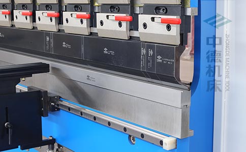 ZDPK-6325標配高精度模具快夾，換模速度快5倍，加高型模托是門業制造專業配置.jpg
