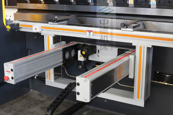 ZDPE10025-4+1軸全封套加強型鋁合金后檔料系統(tǒng)，內有成套滾珠絲桿和直線導軌，精度高速度快噪音低.jpg