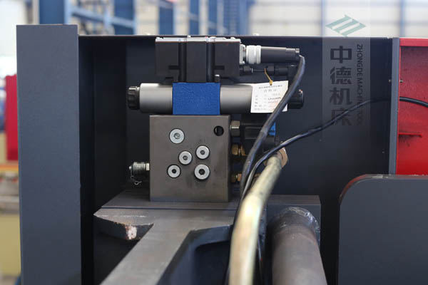 ZDPE10025采用進口液壓系統(tǒng)，穩(wěn)定無故障，耐高溫高壓，持久工作精度高.jpg